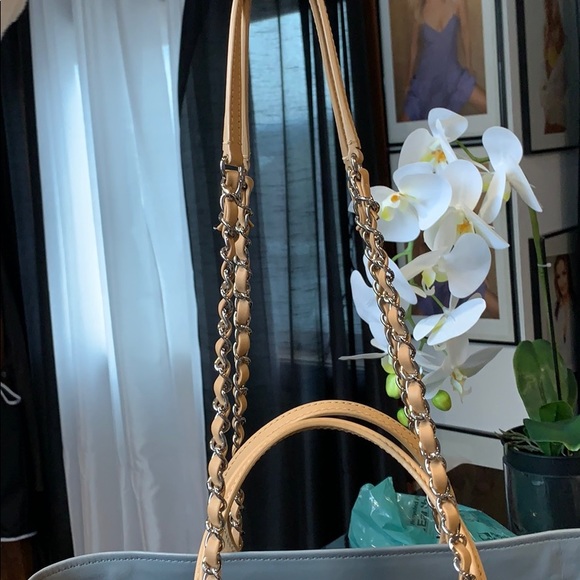 CHANEL Tote - Picture 13 of 15